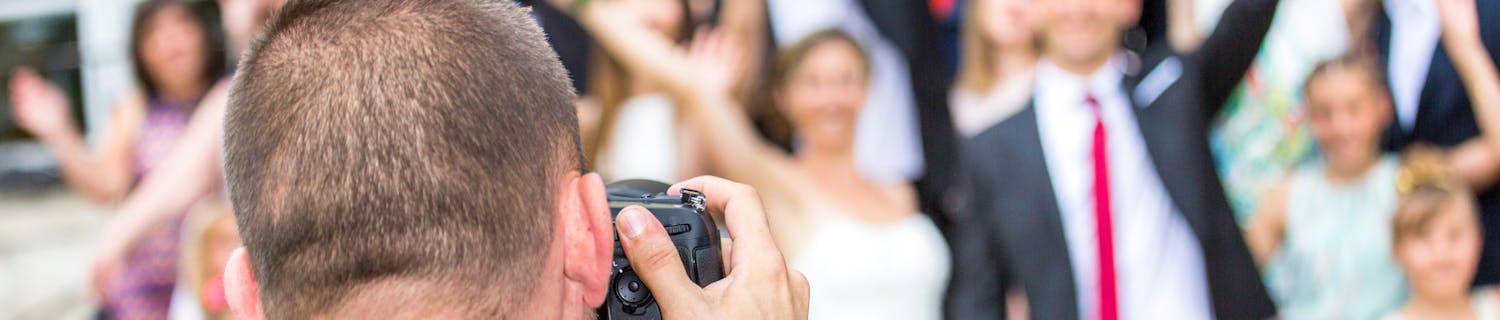 Vær dirigent Fotograf fotograferer gruppe til bryllup